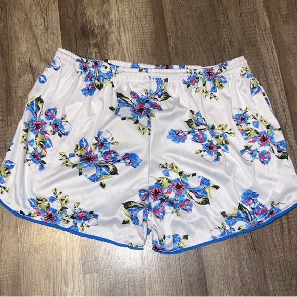 WOMEN SHORTS - Picture 2 of 2